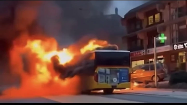 •	İsviçre’de Dehşet: Otobüste Kendini Yakan Kişi Felakete Neden Oldu