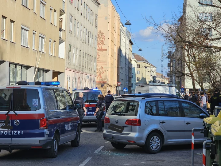 Viyana Favoriten’de Şok Olay: Bir Kişi 13 Aracın Camını Kırdı