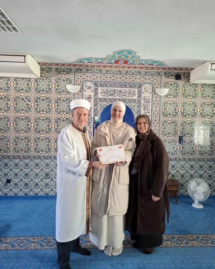 . “Manevi Yolculuk Karara Dönüştü: Avusturyalı Lena ATİB Telfs Camii’nde Müslüman Oldu”